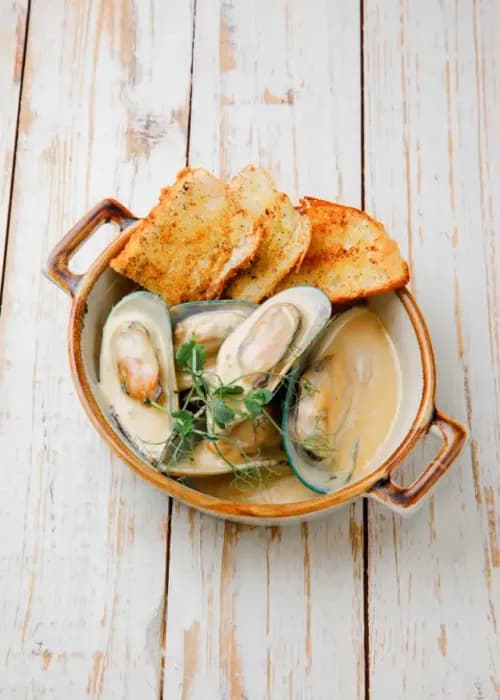 Mussels with creamy sauce and Dorblu cheese